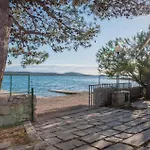 Appartement Awesome Apartment In Pirovac